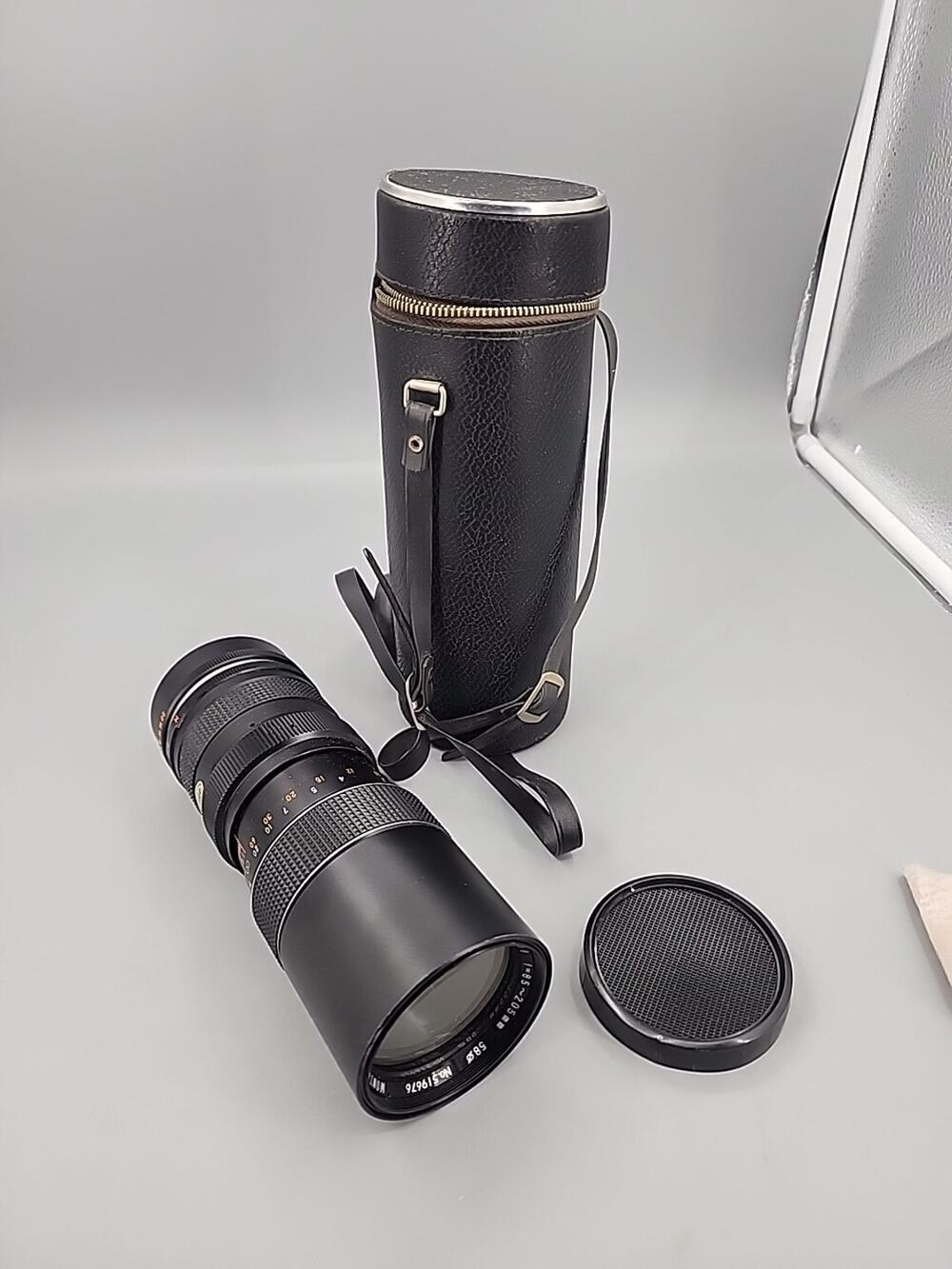 Montgomery Ward Camera Lens 67-584 Auto Zoom 1:38 f=85~205mm Case and covers